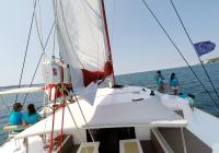 besætning på dæk af sejler multihull yacht neel 45